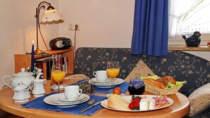 Apartment, 1 Bedroom | In-room dining