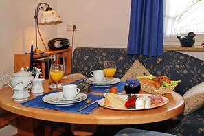 Appartement, 1 chambre | Restauration dans la chambre