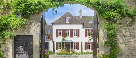 Vista frontal de la propiedad