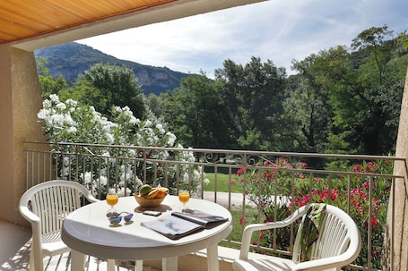 Terrace/patio. Vacancéole - Le Domaine de Chames