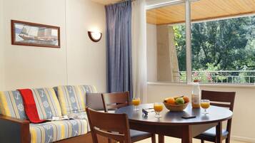 Studio with sleeping area for 5 people | Living area | TV
