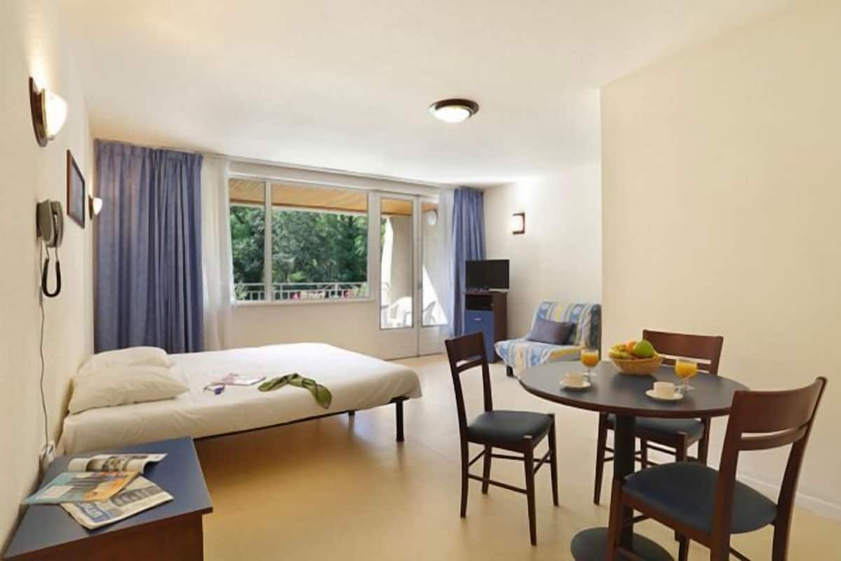 Individually decorated, individually furnished, desk