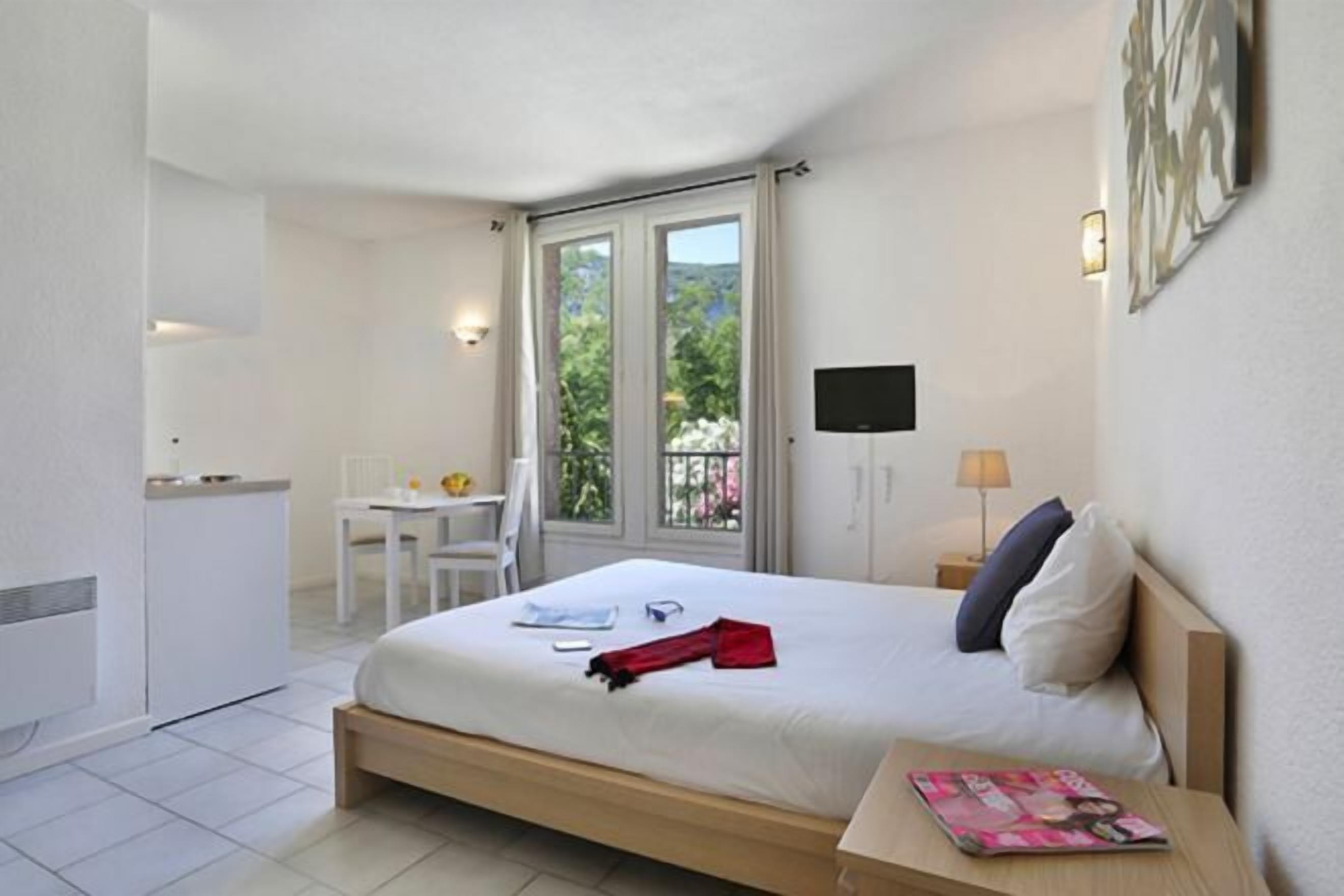 Individueel gedecoreerd, individueel gemeubileerd, een bureau