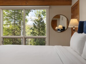 4 bedrooms, iron/ironing board, WiFi, bed sheets - Top of the Village~Ski-in/out~HT~Pool~Grill~Parking (Snowmass Village)