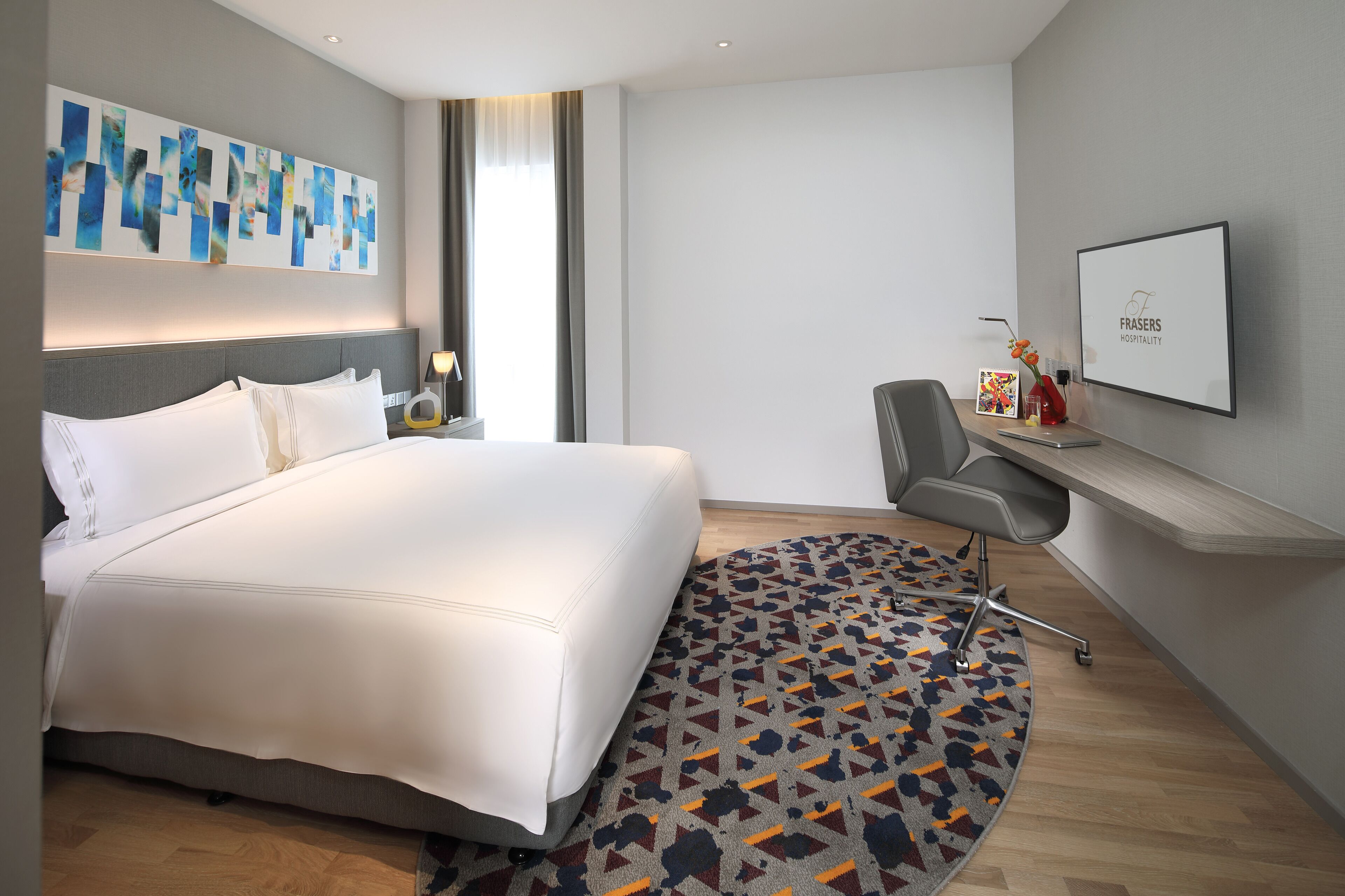 Peralatan tempat tidur premium, peti besi dalam bilik, meja 