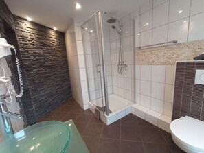 Double Room (7) | Bathroom | Shower, hair dryer, towels, soap - Fettehenne Gästehaus (Erkrath)