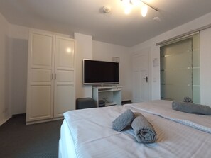 Double Room (7) | Desk, laptop workspace, free WiFi, bed sheets - Fettehenne Gästehaus (Erkrath)