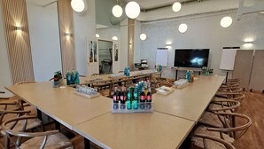 A conference room with a long table, chairs, and a whiteboard. - Fettehenne Gästehaus (Erkrath)