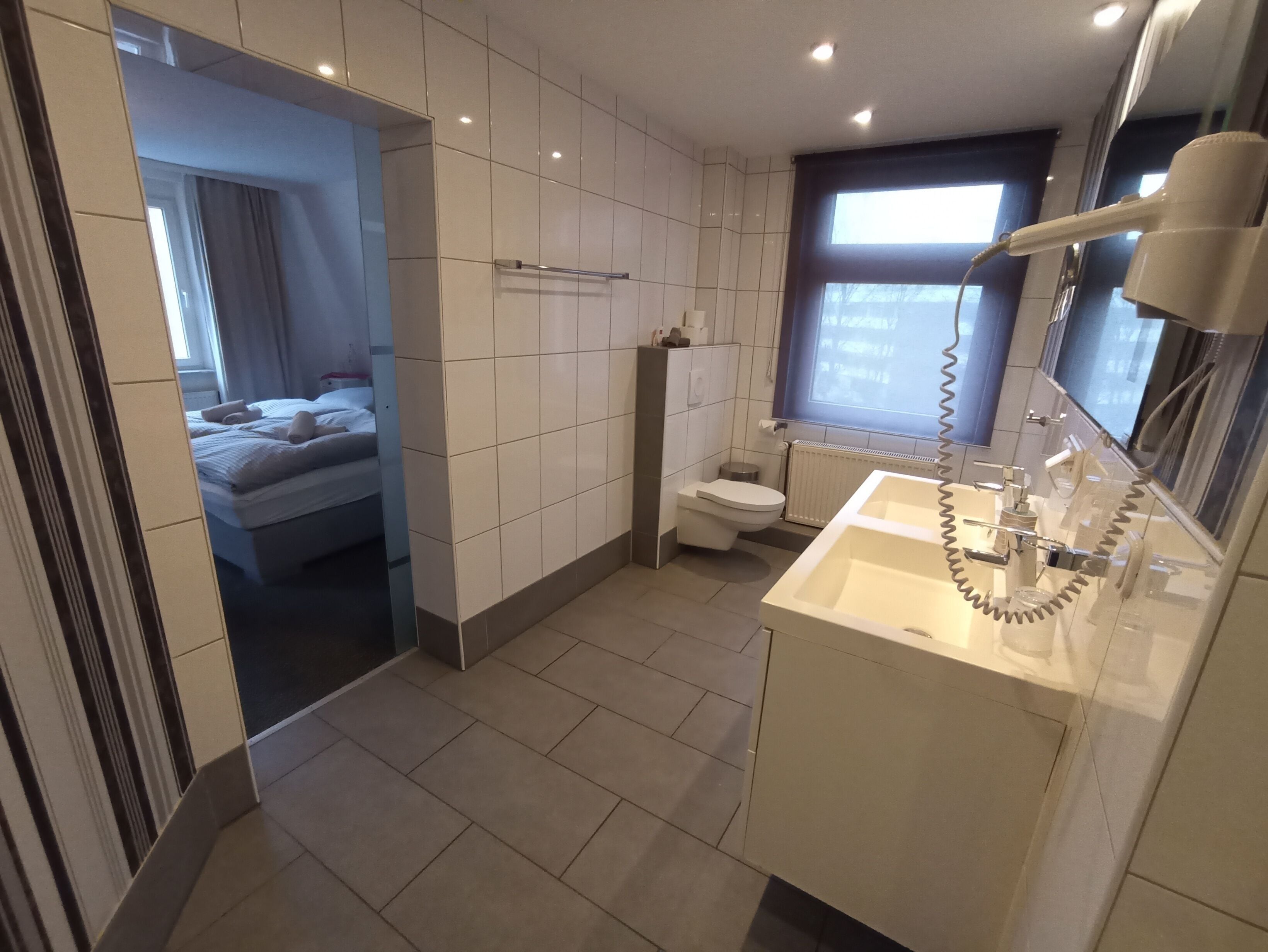 Quarto casal (7) | Banheiro | Chuveiro, secador de cabelo, toalhas de banho, sabonete