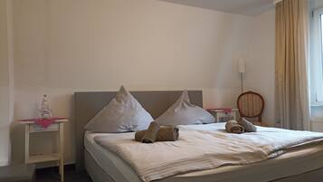 Tweepersoonskamer (7) | Een bureau, een laptopwerkplek, gratis wifi, beddengoed