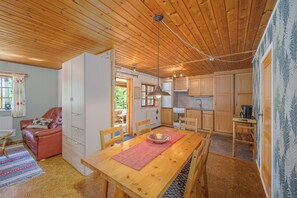 Ferienhütte, eingeschränkter Seeblick (Gerhard) | Eigene Küche | Kühlschrank, Ofen, Herdplatte, Wasserkocher mit Kaffee-/Teezubehör