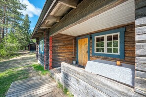 Basic-Ferienhütte, Blick auf die Anlage (Henrik) | Allergikerbettwaren, individuell eingerichtet, Verdunkelungsvorhänge