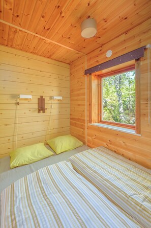 Ferienhütte, eingeschränkter Seeblick (Gerhard) | Allergikerbettwaren, individuell eingerichtet, Verdunkelungsvorhänge