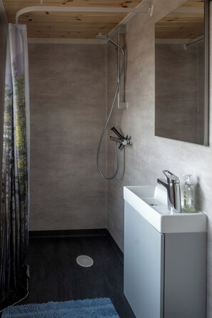 Cabaña, vista parcial al lago (Britta) | Baño | Regadera y toallas 