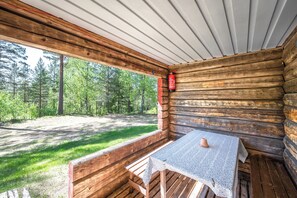 Hypo-allergenic bedding, individually furnished, blackout drapes