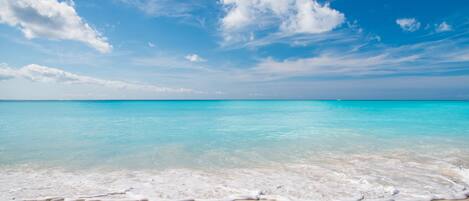 Perto da praia, espreguiçadeiras, toalhas de praia