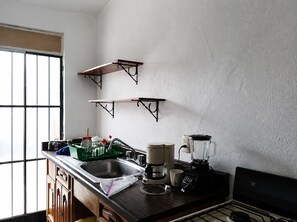 Kylskåp, mikrovågsugn, spishäll och kaffe- och tebryggare
