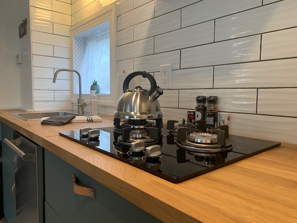 Réfrigérateur, micro-ondes, plaque de cuisson, lave-vaisselle