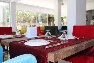 Breakfast, lunch, dinner served; international cuisine 