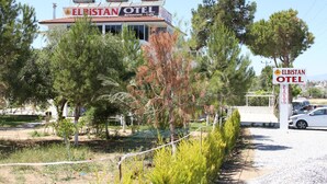 Hotel Elbistan, con un letrero que indica restaurante y cafetería.