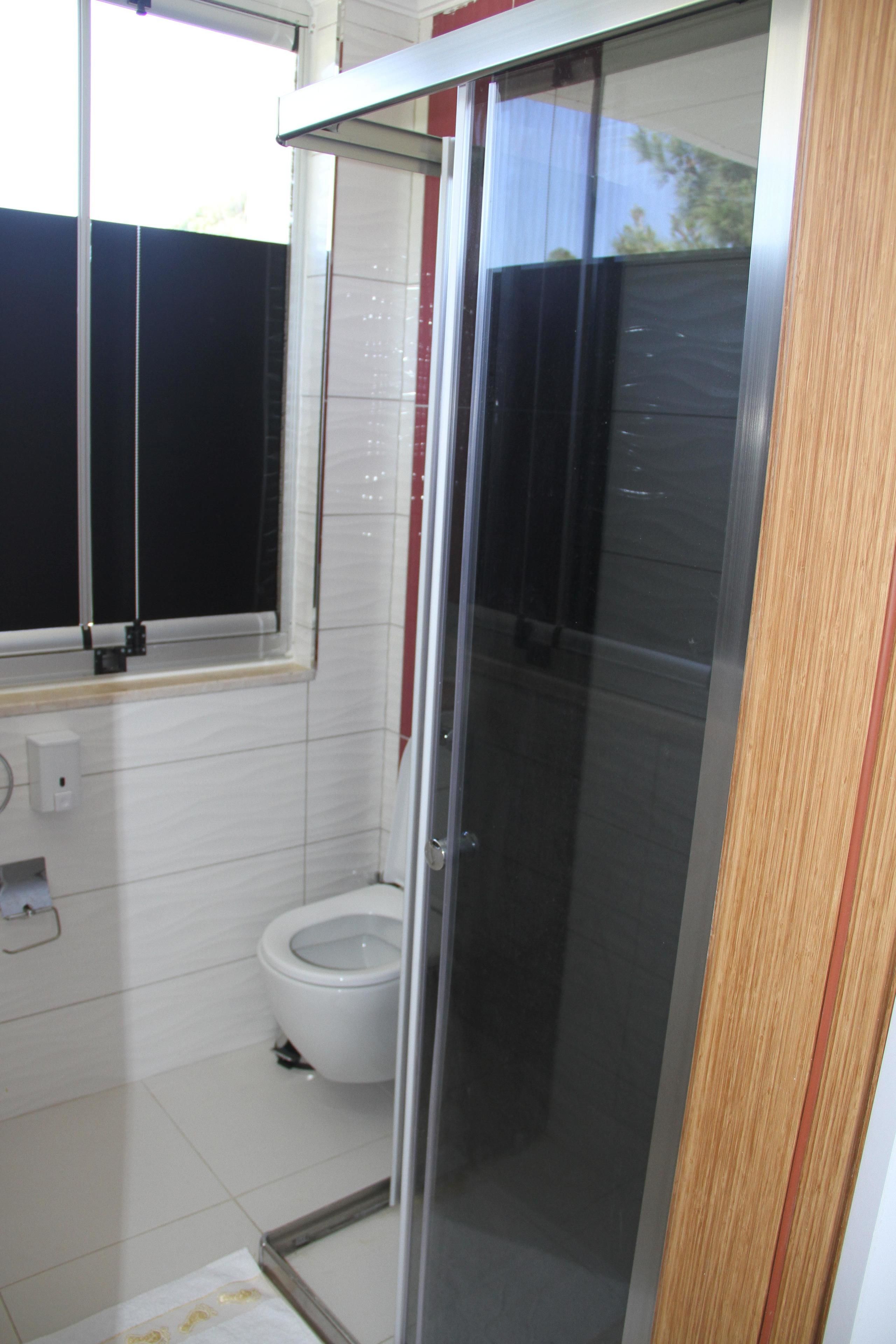 Dusche, Regendusche, kostenlose Toilettenartikel, Haartrockner