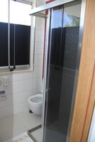 Dusch, regndusch, gratis toalettartiklar och hårtork