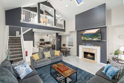 Dramatic Wrigley Loft +PRIVATE Rooftop, Center of Wrigley, Ranked GUEST FAVORITE