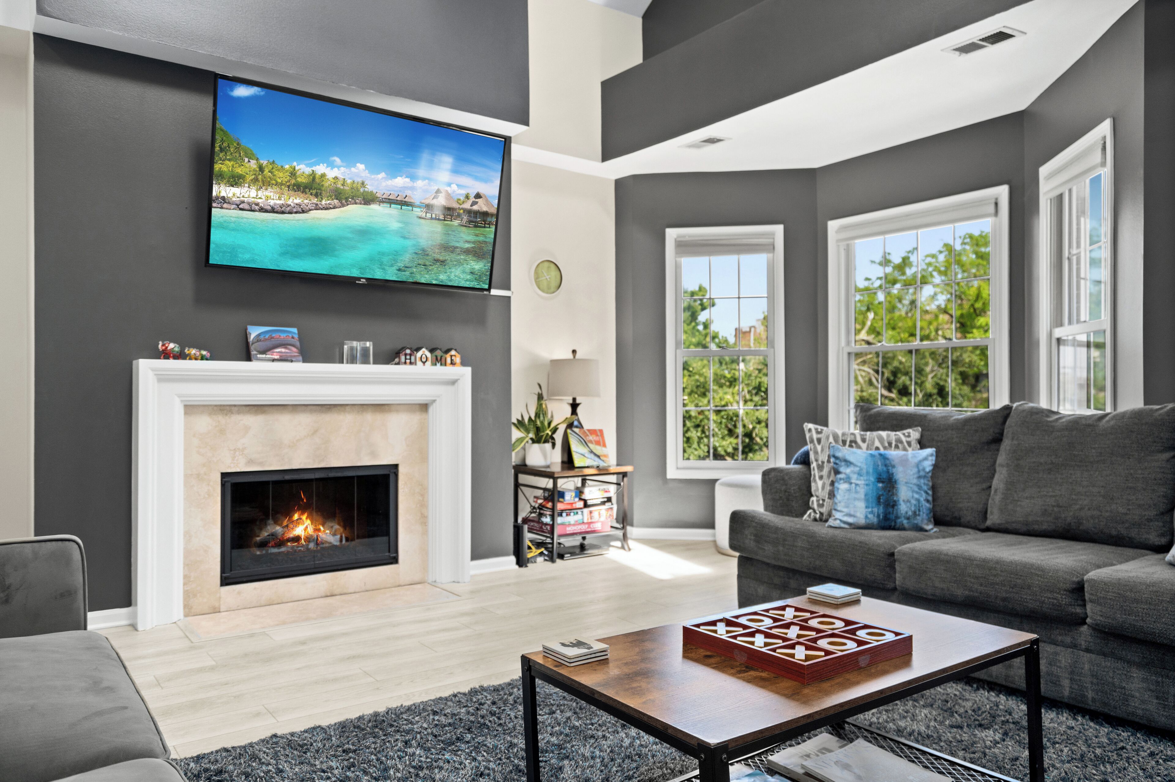 تلفزيون ذكي، مدفأة، مشغل دي في دي، كرة قدم الطاولة