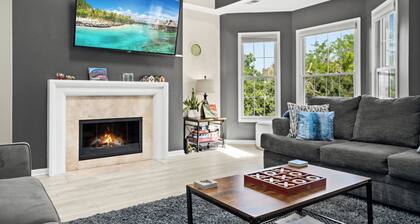 Dramatic Wrigley Loft +PRIVATE Rooftop, Center of Wrigley, Ranked GUEST FAVORITE