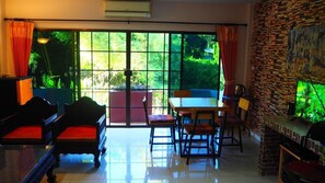 Standard-Villa, eigener Pool | Wohnbereich | Flachbildfernseher