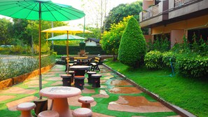 Una televisión de pantalla plana