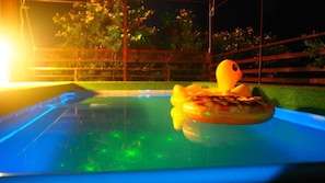 Villa estándar, piscina privada | Zona de estar | Una televisión de pantalla plana