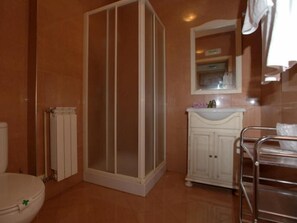 Douche, articles de toilette gratuits, sèche-cheveux