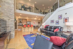 Flatskjerm-TV, peis, videospill og DVD-spiller