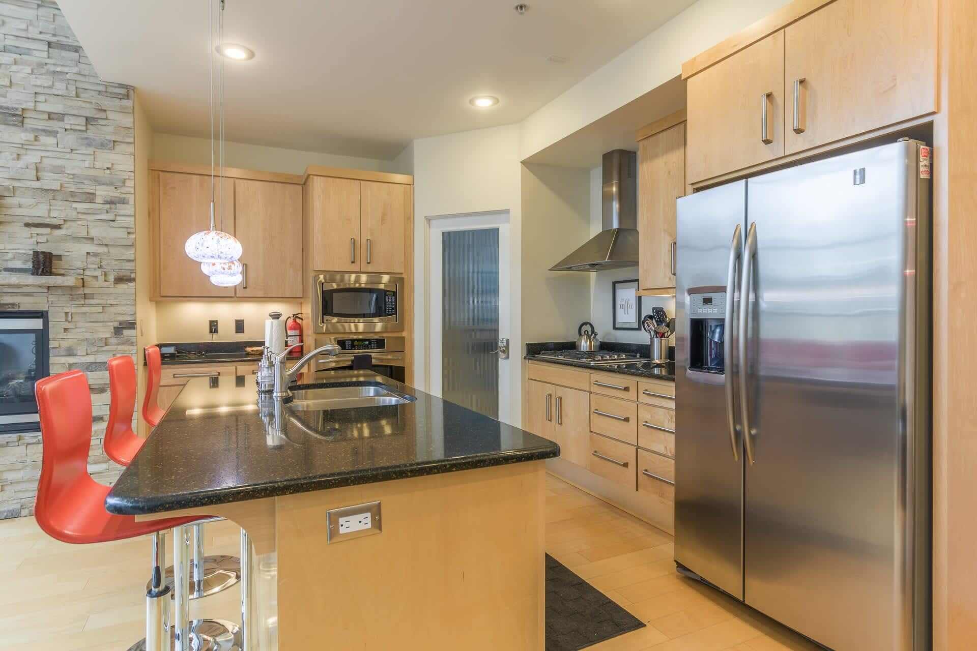 Full-size fridge, microwave, oven, stovetop