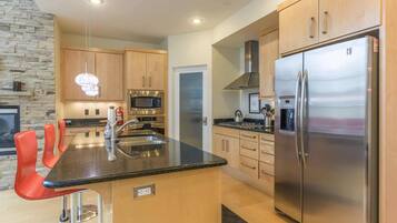 Full-size fridge, microwave, oven, stovetop