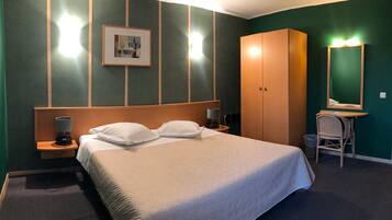 Blackout curtains, free WiFi, bed sheets