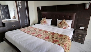 Iron/ironing board, rollaway beds, free WiFi