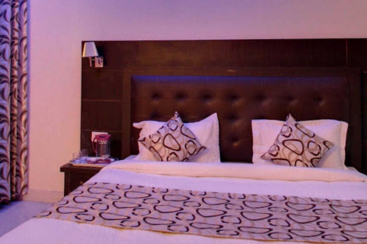 Habitación Deluxe, para no fumadores, vista a la colina | Tabla de planchar con plancha, camas extra y wifi gratis