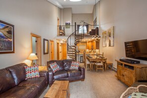 Smart TV, chimenea, videojuegos y reproductor de DVD 