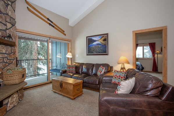 Smart TV, chimenea, videojuegos y reproductor de DVD 