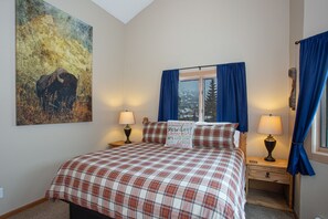 3 habitaciones, tabla de planchar con plancha y cuna de viaje 