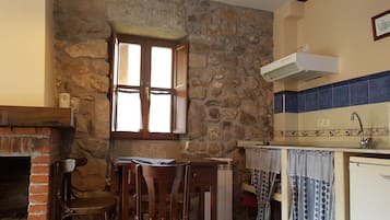 Apartament, 1 dormitori, llar de foc, vistes a la muntanya (Riesgo) | Cuina privada | Frigorífic gran, microones, placa de cuina i cafetera i tetera