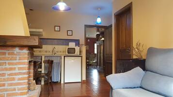 Apartamento, 1 habitación, chimenea, vistas a la montaña (Riesgo) | Sala de estar | Una televisión de pantalla plana, una chimenea