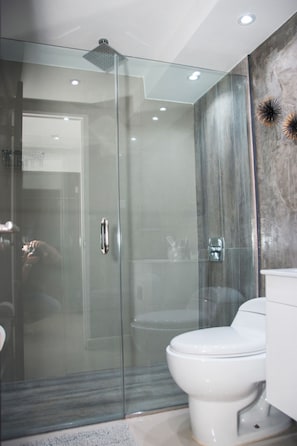 Shower, hair dryer, towels, shampoo - Chic oasis in the vibrant heart of Condado (San Juan)