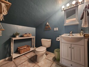 Regadera, secadora de cabello, toallas, jabón 