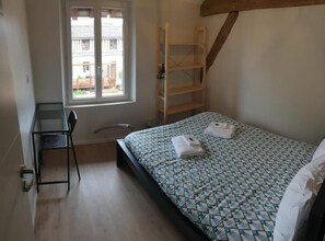 Luxe beddengoed, verduisterende gordijnen, een strijkplank/strijkijzer