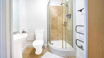 Standard-Doppelzimmer, 1 Doppelbett | Badezimmer | Dusche, kostenlose Toilettenartikel, Haartrockner, Handtücher