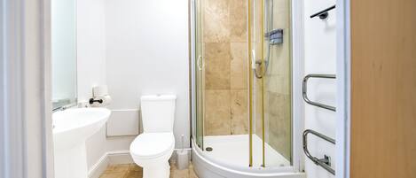 Standard Double Room | Bathroom | Shower, free toiletries, hair dryer, towels