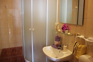 อพาร์ทเมนท์, วิวทะเล | ห้องน้ำ | ฝักบัว, ของใช้ในห้องน้ำฟรี, ไดร์เป่าผม, ผ้าเช็ดตัว